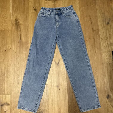 Jeanshose mit Glitzersteinen