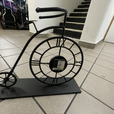 Bicicletta decorativa in metallo con orologio