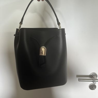 Borsa a secchiello Furla Levante Drawstring in pelle nera