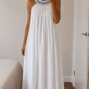 Weisses Maxikleid mit Stickkragen