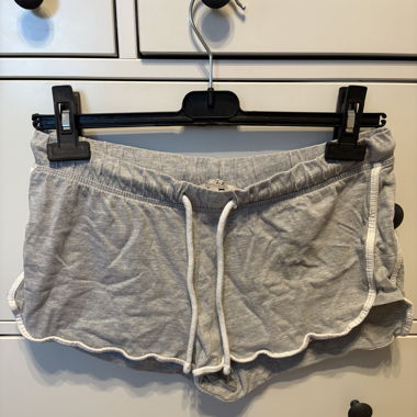 graue shorts