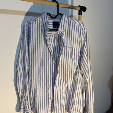 Camicia a righe blu e bianche