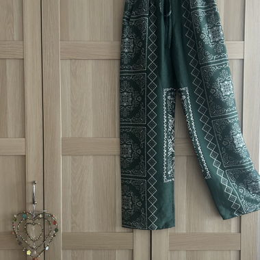 Pantaloni stile bandana Zara