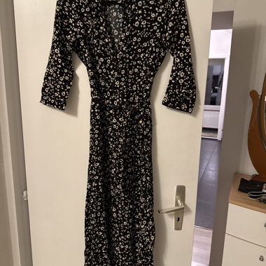 Vestito midi nero a fiori con maniche 3/4