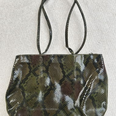 Lackhandtasche mit reptilmuster in Grün
