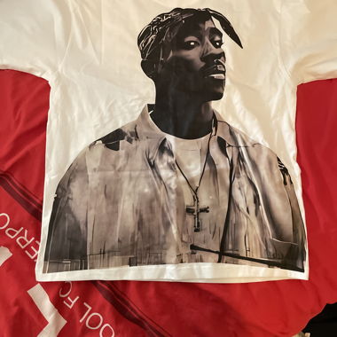 T-Shirt mit Tupac-Print