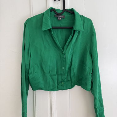 Blouse verte courte effet soie