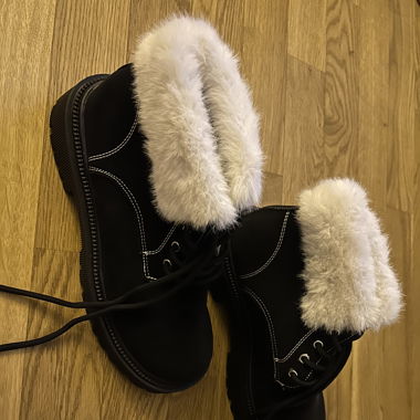 Schwarze Schuhe mit weissem Faux Fur