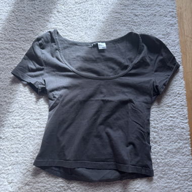 Graues T-Shirt mit weitem Ausschnitt, Gr. S