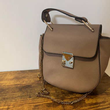Modische Handtasche in Taupe mit Goldkette