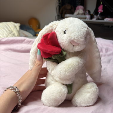 Coniglietto Jellycat che tiene una rosa