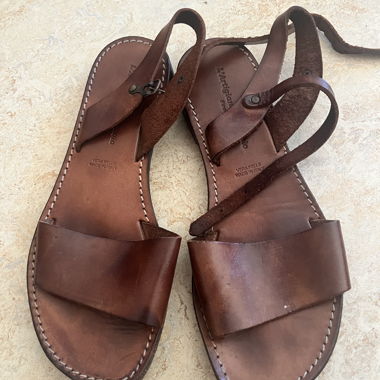Sandales artisanales en cuir marron