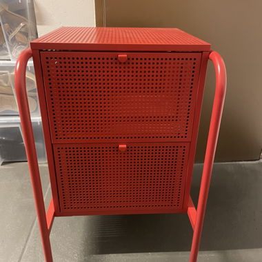 Chevet en métal rouge perforé avec tiroirs