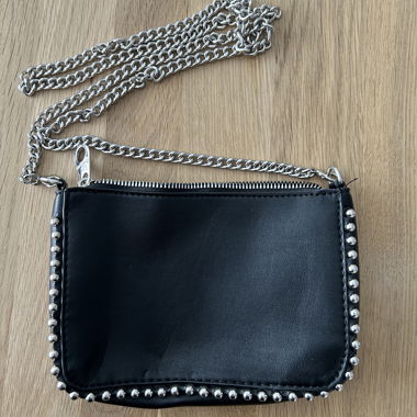 Borsa a tracolla con borchie nere