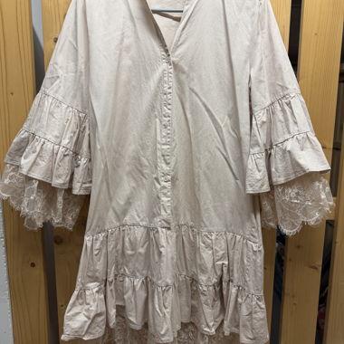 Abito beige a volant con pizzo