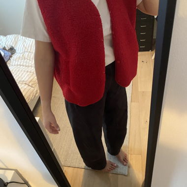 Gilet senza maniche rosso in pelliccia sintetica