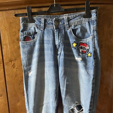 Jeans con strappi, disegni e toppe