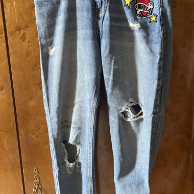 Jeans con strappi, disegni e toppe