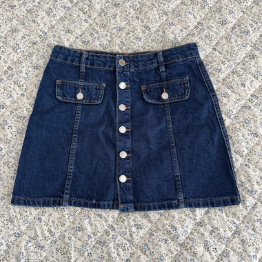 Mini-jupe en jean foncé à boutonnage
