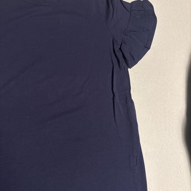 T-shirt bleu foncé à manches à volants