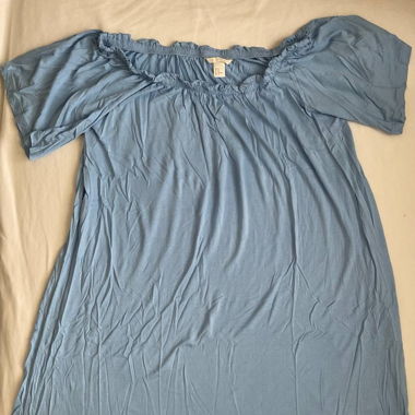 Robe bleue avec épaules dénudées