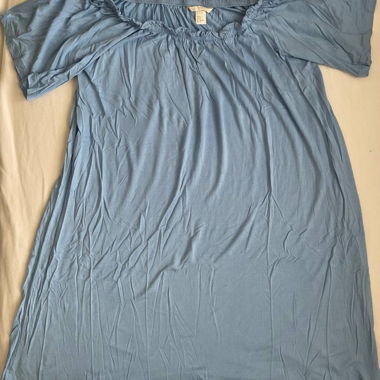Vestito blu con spalle scoperte