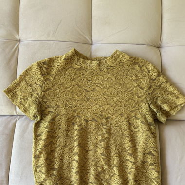 Gelbes Spitzen-T-Shirt mit floralem Muster