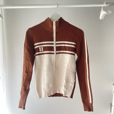 Bella x ABOUT YOU Strickjacke 'Janett' in Brokat