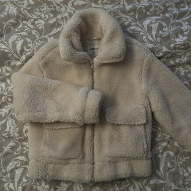 Weisse flauschige Jacke