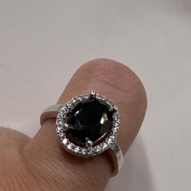 Bague en argent avec pierre noire