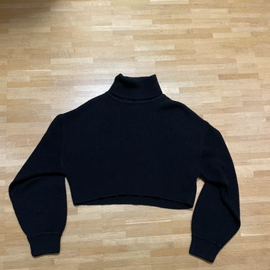 H&M BLACK CROPPED HIGH NECK PULLOVER