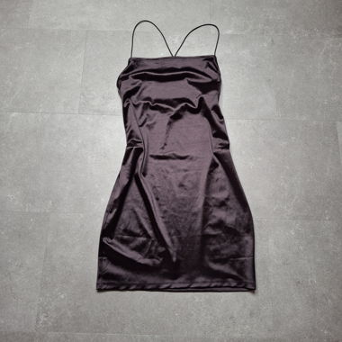 Mini-robe en satin noire à dos croisé
