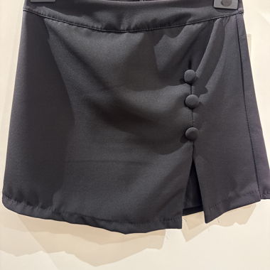 Mini gonna short nera con bottoni decorativi