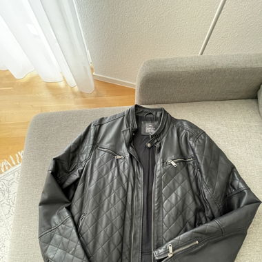 Stylische schwarze Kunstlederjacke