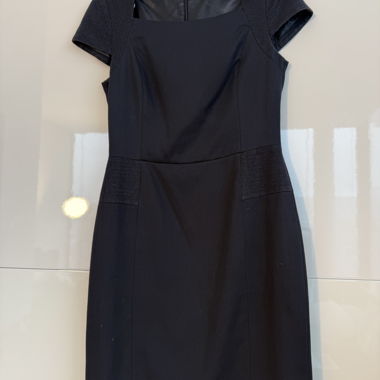 Elegantes, schwarzes Etuikleid, Grösse 36
