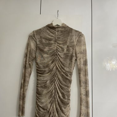 Drapiertes Kleid mit Tüll