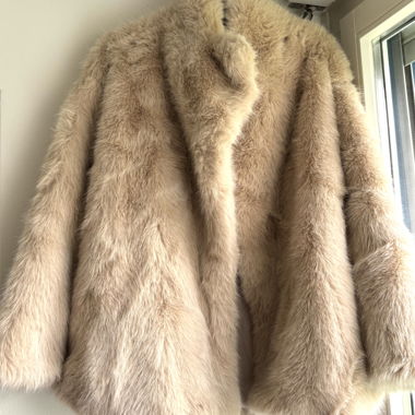 Manteau en fausse fourrure