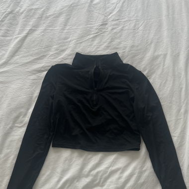 Top sportivo nero con zip