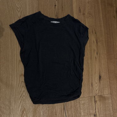 T-shirt noir avec manches légèrement coupées