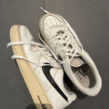 Nike Air Force 1 weiss mit schwarzem Logo