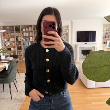 Cardigan noir à gros boutons dorés