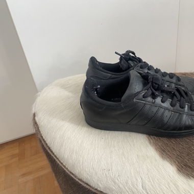 black adidas superstar