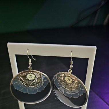 Blaue Ohrringe mit Blumenmotiv