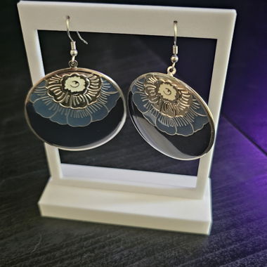 Blaue Ohrringe mit Blumenmotiv