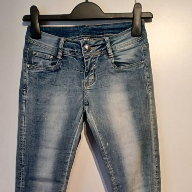 Jeans mit Stickerei neuwertig