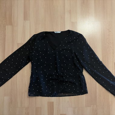 Schwarzes Top mit Punkten