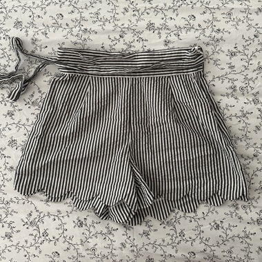 Gestreifte High-Waist Shorts
