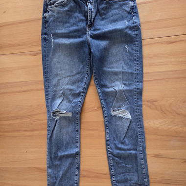 Blaue Skinny-Jeans mit Fransaum