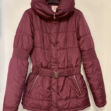 Burgunderrote, mittellange Pufferjacke