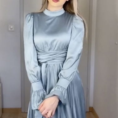 Hellblaue Satin-Maxikleid mit Bindegürtel 